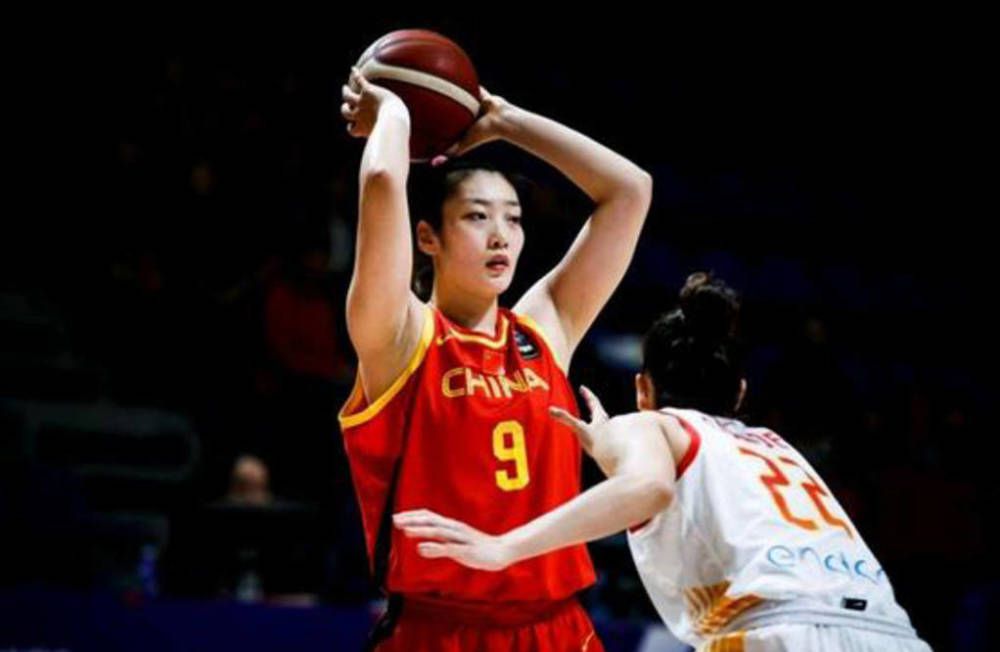 片子《纯情》讲述了一封在音乐节目直播进程中收到的来自23年前的信所激发的故事，描写了超出曩昔与此刻的初恋和5名伴侣之间的友谊。片中，都暻秀扮演性情木讷但一片赤忱的范实，金所炫扮演具有天籁美声的少女秀玉。据领会，《纯情》将在本年炎天拍摄，估计於2016年2月上映，拍摄地址在全罗南道欢快郡。此前都暻秀经由过程片子《Cart》、电视剧《不妨，是恋爱啊》、《记得你》揭示高深演技。而童星身世的金所炫更有着丰硕的戏剧经验，主演了电视剧《想你》《Reset》《Who Are You-黉舍2015》等热播韩剧。2014年金所炫主演KBS一集出格企划剧《纷歧样的抽泣》，并凭仗此剧在年底KBS演技年夜赏中取得女子部独幕剧奖。此次片子中与EXO D.O.合作主演，是金所炫初次担纲女主角，金所炫也暗示感受演戏很幸福，只要随着哥哥就对了 。